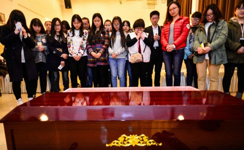 Thậm chí người đàn ông này còn toát mồ hôi hột khi nằm trong chiếc quan tài tối đen như vậy. Tuy nhiên, nhiều người vẫn tỏ ra thích thú với trò chơi này và cho rằng đó là một cách để người chơi thấy yêu thương cuộc sống hiện tại hơn.