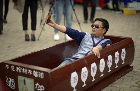 Tại Trùng Khánh, người ta biến tang lễ giả này thành một trò chơi. Trong trò chơi đó, bạn sẽ nằm cùng với một người khác trong một chiếc quan tài được đậy nắp kín và xem bạn có thể nằm ở đó trong bao lâu.