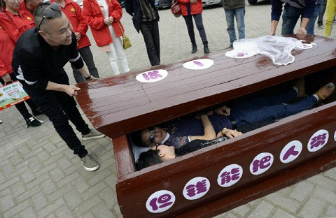 Ông Yang đến từ Nananqu, trung tâm Trùng Khánh trả lời NetEase về trải nghiệm của mình khi nằm trong quan tài. Ông kể rằng nhân viên dịch vụ tang lễ đóng nắp quan tài chỉ trong chớp mắt, mặc dù biết rằng bên ngoài có rất nhiều người đang theo dõi trải nghiệm của ông nhưng ông vẫn không tránh khỏi nỗi sợ hãi.