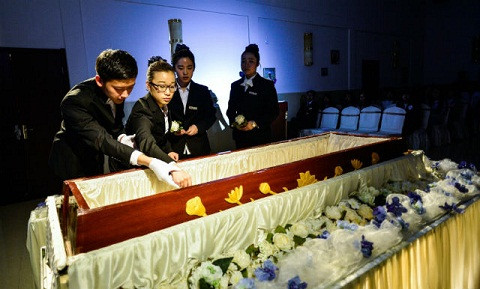 Những người tham gia đám tang giả đều được yêu cầu nằm vào trong quan tài, xem như mình đã chết. Còn những người đứng bên ngoài lại tỏ ra đau buồn, khóc lóc như đang ở trong một đám tang thật. Có thể điều này thật kỳ quái, nhưng đám tang giả đã trở thành một xu hướng ở Trung Quốc, rất nhiều người tỏ ra thích thú với phong trào kỳ dị này.