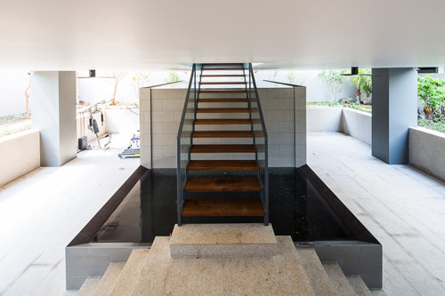 Trước những yêu cầu được đưa ra, các kiến trúc sư đã đề nghị giải pháp kết cấu sàn “treo” trên 4 cột pilotis (cột được sử dụng cho nhà sàn và nhà trên mặt nước) và dầm bê tông, tạo ra một không gian đa chức năng ngoài trời bên dưới sàn nhà. Bên trong, khu tầng trệt được xây hệ thống cột và dầm để chống đỡ toàn bộ các tầng phía trên.