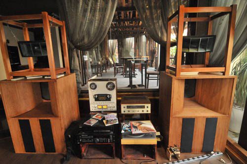 Được biết, tất cả các đồ dùng trong căn nhà độc đáo này đều là do 1 tay anh mua sắm và sưu tầm mỗi lần rảnh rỗi.