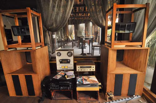 Được biết, tất cả các đồ dùng trong căn nhà độc đáo này đều là do 1 tay anh mua sắm và sưu tầm mỗi lần rảnh rỗi.