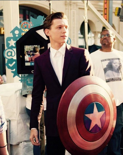 Nói đến chàng "người nhện" trẻ nhất lịch sử phải nhắc tới Tom Holland. Mới 19 tuổi, anh chàng đã vượt qua hàng loạt ứng viên tài năng khác để được chọn vào vai người anh hùng Spider Man.