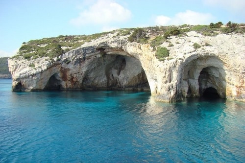 5. Zante-blue caves, Hy Lạp Được biết đến với cái tên Hang Ngọc bích vì màu xanh thật đáng kinh ngạc của vùng nước biển nơi đây do sự khúc xạ của ánh sáng. Thời gian tốt nhất trong ngày để ngắm những hang động này là khoảng buổi trưa, khi mặt biển yên tĩnh ta có thể thấy hạt cát lăn tăn hòa quyện cùng nước biển. Các hang động này hình thành do cấu tạo địa chất đặc biệt tạo thành một chuỗi các hang động dọc bờ biển theo hướng Tây Bắc của hòn đảo.