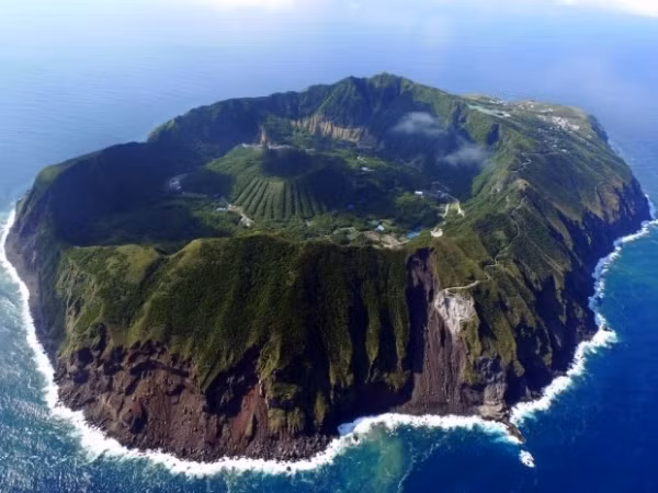 3. Aogashima Volcano, Nhật Bản Aogashima là một hòn đảo núi lửa của Nhật Bản trên biển Philippines. Hòn đảo này cách 358 km về phía nam Tokyo và 64 km về phía nam của Hachijo-jima. Aogashima có hình dạng rất độc đáo là do được hình thành bởi nhiều hoạt động núi lửa trong quá khứ.