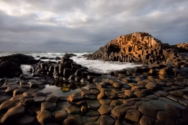 4. Giant Causeway, Ireland Nếu du khách muốn có trải nghiệm tốt nhất của Bắc Ireland thì một chuyến đi tới Giant Causeway rất thích hợp. Hình dạng đặc biệt của nó có được từ một vụ phun trào núi lửa từ thời cổ đại.