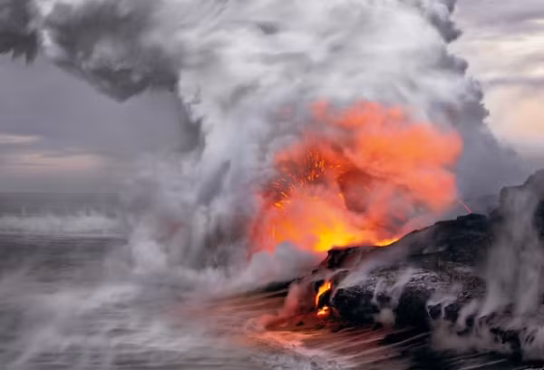 2. Big Island, Hawaii, Hoa Kỳ. Nằm trong quần đảo Hawaii ở Tây Thái Bình Dương, Big Island được cho là hòn đảo lớn nhất ở Hawaii, có địa hình đa dạng trải dài trên bãi biển màu cát xanh ở Papakolea và cát đen ở Punalu'u đến khu rừng nhiệt đới tươi tốt.