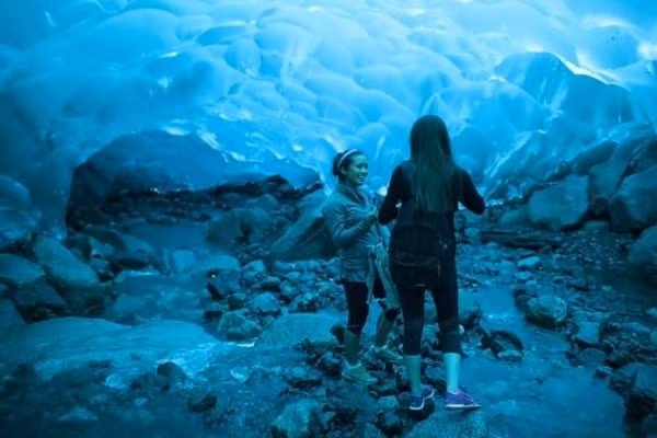 6. Mendenhall Ice Caves, Alaska Trong hang động đẹp tuyệt vời này, ngoài 12 dặm dài băng màu xanh, Mendenhall Ice còn thu hút du khách với những cảnh huyền diệu như nước chảy qua những tảng đá dưới trần nhà màu xanh trong một sông băng.