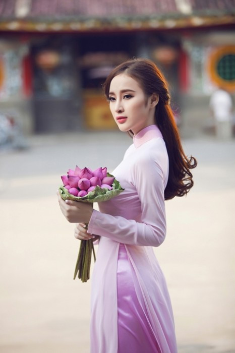 Phương Trinh Angela Phương Trinh từng nhận được sự yêu mến của khán giả bởi nụ cười trong sáng và vẻ đẹp ngây thơ, hồn nhiên.