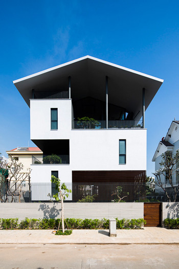 Ngôi nhà hiện đại có diện tích rộng rãi - 400m2, tọa lạc tại một khu dân cư mới ở Lương Định Của, Quận 2, thành phố Hồ Chí Minh. Nơi đây thường xuyên bị đe dọa bởi lụt lội thường xuyên do hệ thống thoát nước mưa còn nghèo nàn. Vì vậy, khách hàng yêu cầu nâng cao nền so với mặt đất để giảm thiểu ảnh hưởng do lụt lội mà vẫn trong giới hạn chiều cao cho phép xây dựng.