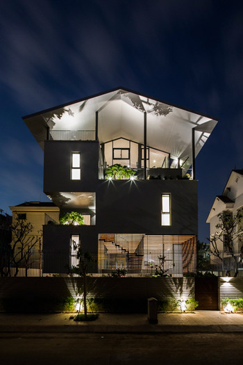 Nhìn bên ngoài, ngôi nhà nổi bật với thiết kế hiện đại.