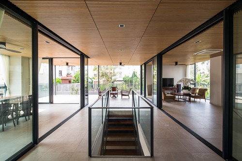 Floating House/Nhà Nổi được thiết kế dựa trên 3 yếu tố đặc trưng: nền móng, số lượng thành viên trong gia đình và mái nhà. Tất cả đều được kết nối với nhau bằng bốn cột pilotis để “nổi” dễ dàng trong không gian.