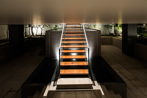 Không gian này được sử dụng cho các hoạt động giải trí và sinh hoạt thường nhật. Khi cần thiết, không gian này có thể kết hợp với tiền sảnh trên lầu 1, tạo thành một khu vực lớn hơn cho các buổi họp mặt gia đình và tiệc tùng.