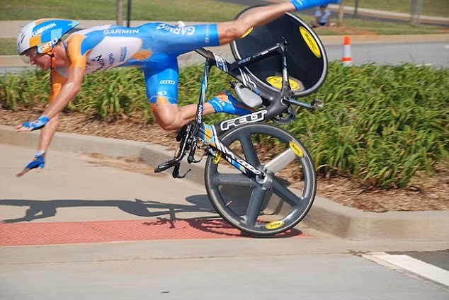 Đây là lý do mọi người nên đeo găng tay và mũ bảo hiểm khi chơi thể thao hoặc tham gia giao thông. An toàn là ưu tiên hàng đầu.