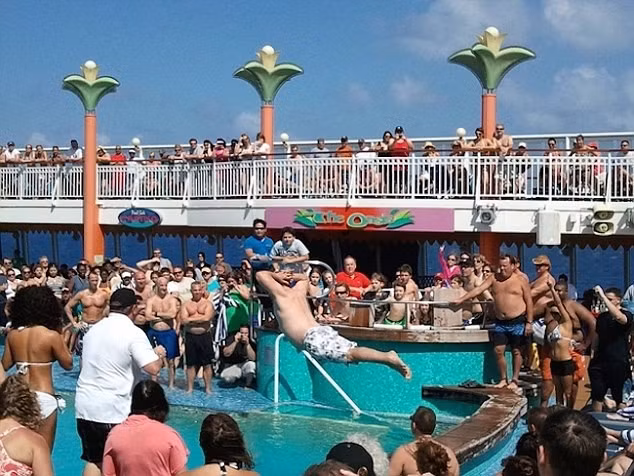 Tình huống nhảy cầu khiến nhiều người lo lắng.