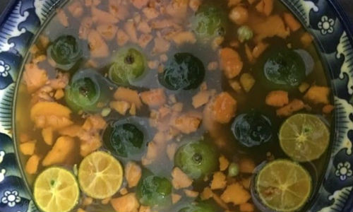 Khi làm cho trẻ con, bạn nên giã nghệ nhỏ. Ảnh: Hải Anh.