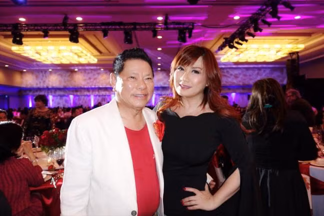 Vo cu Bang Kieu “sanh doi” ben tinh cu Ngoc Trinh