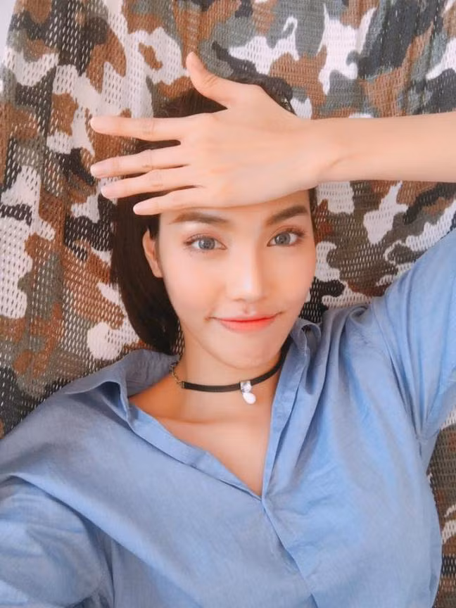 Lan Khuê bật mí bí mật hậu trường của bức hình: Background hầm hố phía sau là cái võng.