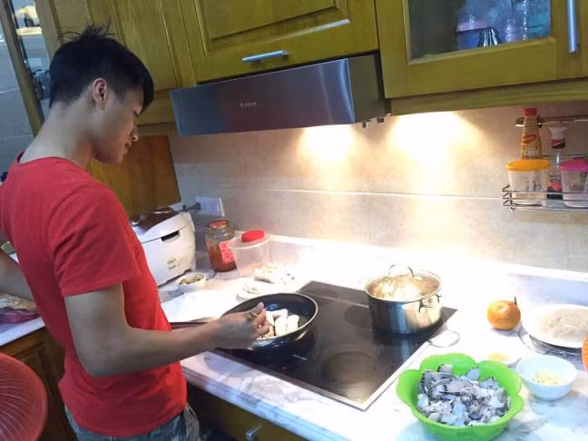 Mạc Hồng Quân khoe: về nhà làm người đàn ông đảm đang xem sao.