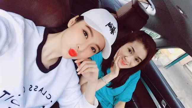 Angela Phương Trinh cùng mẹ đi tiêm phòng: Hôm nay tớ và "Chị" gái xinh đẹp ngồi cạnh tớ đi chích ngừa bệnh thủy đậu đầu năm. Đang có dịch cả nhà cẩn thận nha. Sức khỏe là vàng!