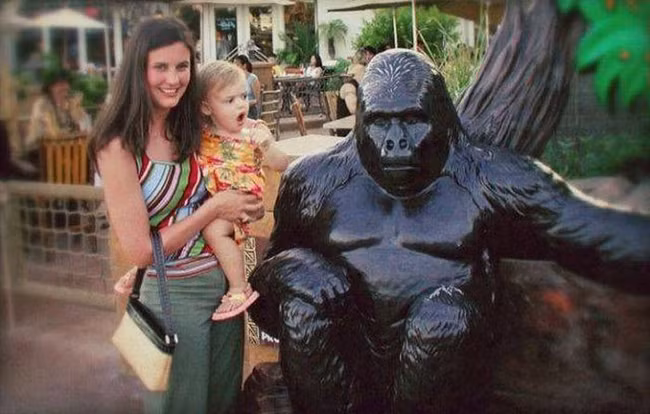 Wow, sao lại có "ông" đen sì thế này hả mẹ.