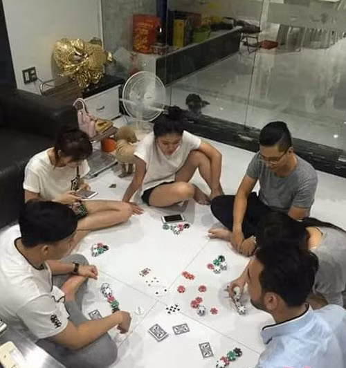 Cuộc sống làm dâu của Hari Won khá thoải mái. Cô chơi bài cùng các em chồng…