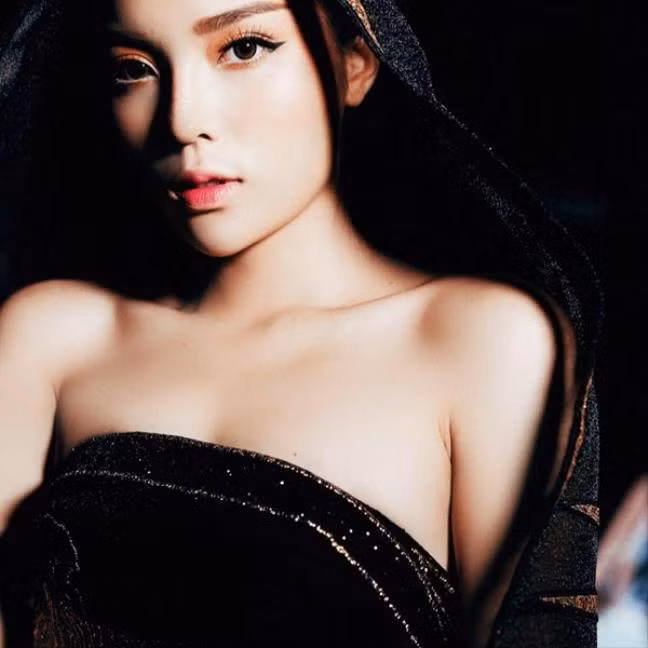 Một nhan sắc rất sắc sảo, quyến rũ ở góc mặt 3/4 "thần thánh".