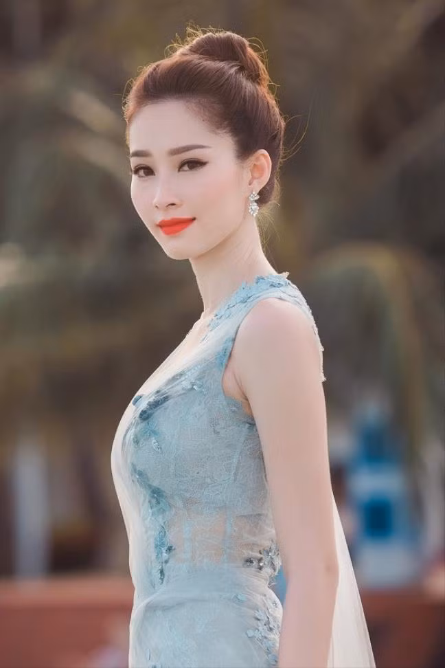 Hoa hậu Đặng Thu Thảo Sẽ là thiếu sót nếu hoa hậu Đặng Thu Thảo vắng mặt trong danh sách này. Luôn xuất hiện xinh đẹp mọi lúc mọi nơi, nhan sắc của Đặng Thu Thảo khiến bao người ngưỡng mộ. Khác với nét sắc sảo của Phạm Hương hay Kỳ Duyên, gương mặt của Đặng Thu Thảo mang vẻ ngọt ngào, trong sáng. Và vẻ đẹp ấy được tôn vinh rõ nét nhất qua góc mặt 3/4 "thần thánh" như thế này...