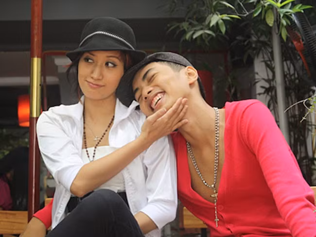 Khi mới yêu nhau, Khánh Thi và Phan Hiển đã luôn dành cho nhau những cử chỉ ngọt ngào. Dù trước đó, Khánh Thi rất ngại công khai tình yêu với bạn trai kém tuổi.