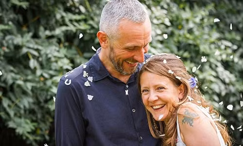 Khong the tin chong ngu canh cham soc xac vo