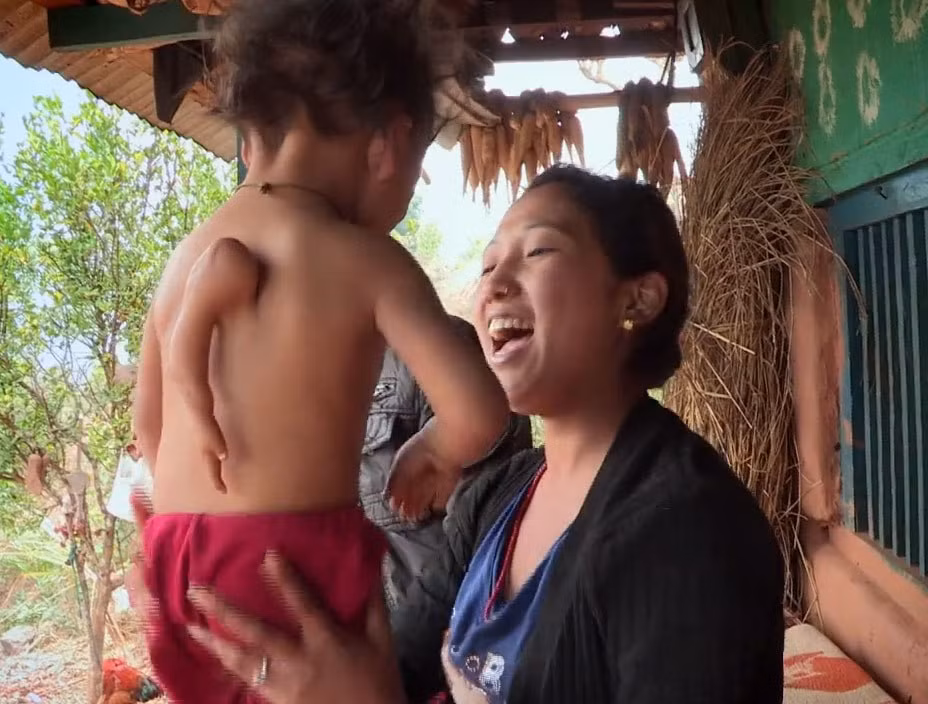 La ky be trai duoc tin la Chua vi co 3 tay-Hinh-2