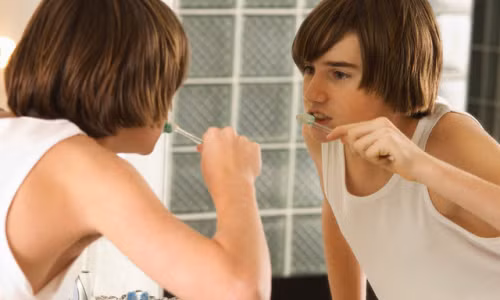 Súc miệng sau khi thức giấc, ăn sáng và đánh răng sau đó 1 tiếng là thời điểm tốt nhất. Ảnh minh họa.