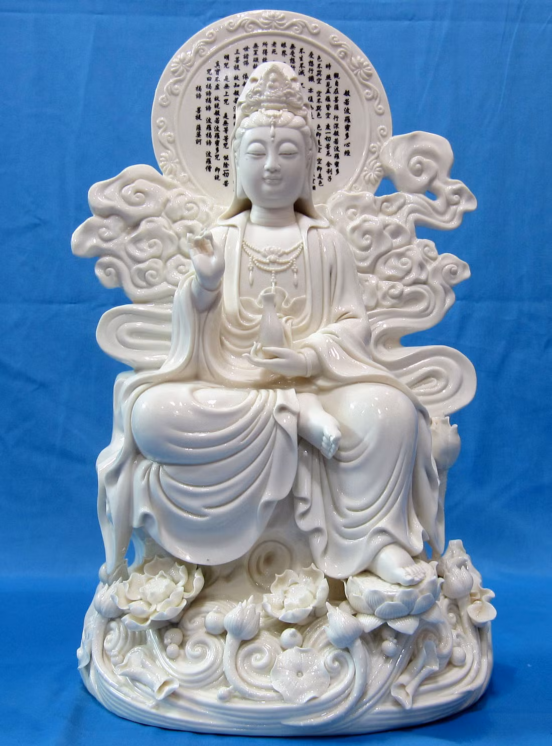 6. Tượng Phật, thần. Với góc độ tín ngưỡng và sự tôn kính lễ giáo thì đặt tượng thần, Phật trong phòng ngủ là điều đại kỵ. Còn trong phong thủy thì đó lại là cách “cất giấu” tài lộc, may mắn, khiến công danh sự nghiệp của bạn luôn chỉ ở mức trung bình.