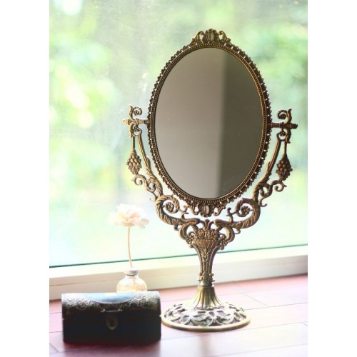 5. Gương soi. Là vật dụng phổ biến trong mỗi gia đình, nhưng đây cũng là một trong những đồ vật cấm kỵ để trong phòng ngủ. Đôi khi chúng ta không để ý, hay không chú trọng đến việc bài trí, đặt chỗ cho chiếc gương trong ngôi nhà của mình. Nhưng chính tấm gương phản chiếu này lại cũng ảnh hưởng đến cảm xúc của cả hai vợ chồng, và là nhân tố dễ khiến tâm lý xáo trộn, tạo cơ hội cho người thứ ba chen vào…