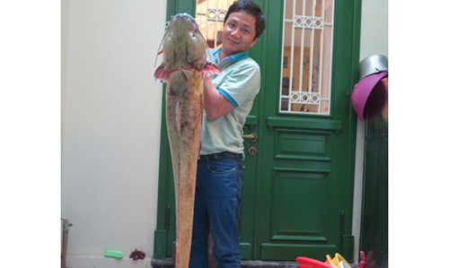 Xe thit ca lang song Da 1,5 met: Dai gia lam bua nhau