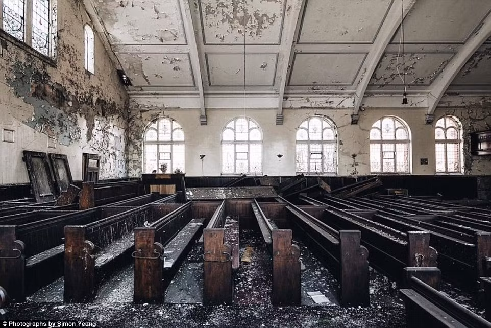 Sơn bong tróc, gạch rơi vãi và gỗ mục khiến những công trình bị bỏ hoang ở Anh có vẻ u ám lạ thường.