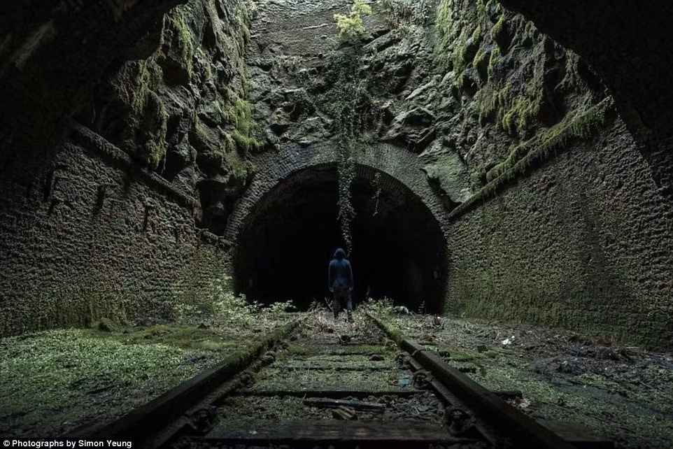 Yeung thừa nhận để có những bức ảnh ấn tượng, anh thường đặt mình vào tình huống nguy hiểm, khi khám phá các tòa nhà đã sắp sập.