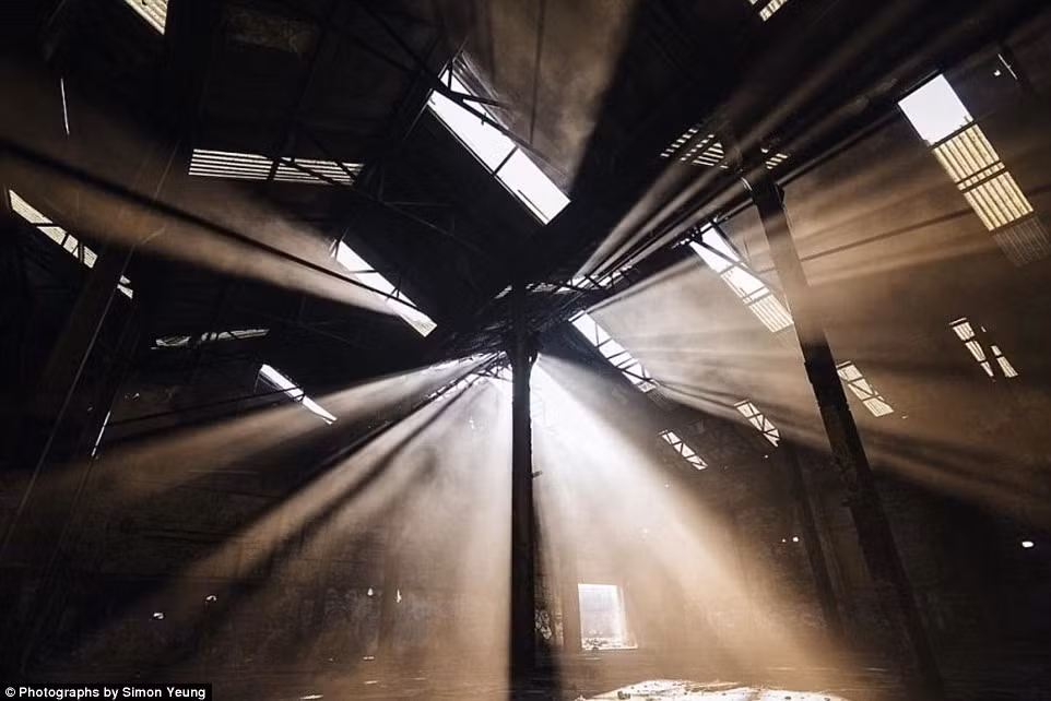 Phần lớn ảnh của Yeung không tiết lộ địa điểm chụp, khiến người xem càng tò mò.