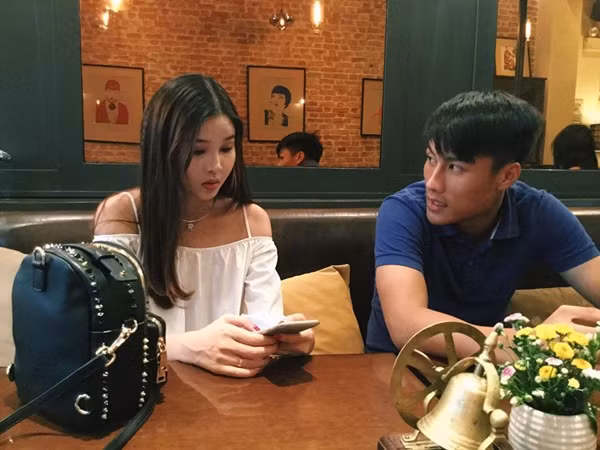 Khuôn mặt sưng khó hiểu của Kỳ Hân những tháng đầu thai kỳ khác hẳn với những hình ảnh gương mặt sắc nét của cô trước kia.