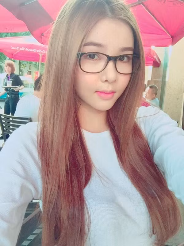 Trên trang facebook cá nhân của mình, mới đây, Kỳ Hân đăng tải hình ảnh mới nhất của cô với dòng trạng thái: “Bà bầu đôi chân gầy gầy, cái mặt mũm mĩm”. Chia sẻ của Kỳ Hân nhanh chóng nhận được sự quan tâm, chú ý từ cộng đồng mạng. Nhiều người cũng cho rằng đây là câu trả lời của Kỳ Hân cho những đồn đoán cô đang mang thai trước đây.