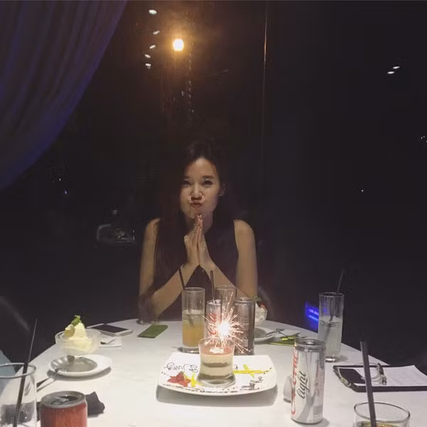 Hôm qua là ngày sinh nhật Midu tròn 27 tuổi. Cô đã đón một sinh nhật vui vẻ bên bạn bè. Midu chia sẻ: "Vậy là 18+ rùi nha. Sinh nhật thật ấm áp bên bạn bè. Cám ơn những món quà dễ thương đã gửi đến Du trong ngày hôm nay. Cám ơn những bó hoa xinh đẹp. Và cám ơn lời chúc của tất cả mọi người dành cho Du. Hôm nay Du thật vui và hạnh phúc".