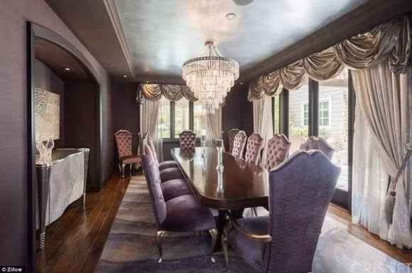 Phòng ăn chính của căn biệt thự sang trọng.