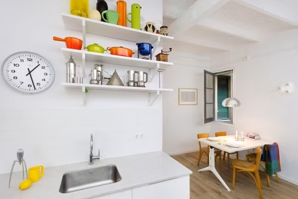  Góc ăn uống đẹp xinh: Tận dụng ô cửa sổ nho nhỏ, nơi cô gái có thể ngắm nhìn bầu trời đêm trong lành, tĩnh mịch, hay ngắm nhìn những vì sao lấp lánh mỗi tối đi làm về. Chính vì vậy, một bộ bàn ăn xinh xắn được đặt ngay cạnh cửa sổ, là nơi ăn uống và đọc sách mỗi tối.