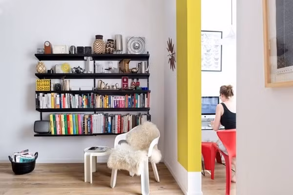 Thêm vào đó, cô gái muốn tạo nên không gian tiện lợi cho việc sinh hoạt hàng ngày nên đã khéo léo lắp đặt thêm bàn để ti vi, thêm kệ đựng sách vừa giúp căn phòng thêm đẹp ấn tượng vừa giúp cuộc sống thêm đủ đầy.