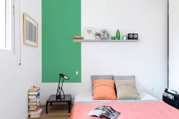  Phòng ngủ: Không gian nghỉ ngơi riêng tư và đẹp xinh với những mảng màu trẻ trung, cuốn hút. Màu trắng vẫn được ưu ái làm gam màu nền giúp những sắc màu tươi tắn như hồng cam, xanh xám, xanh lá trở thành điểm nhấn đáng yêu cho căn phòng.