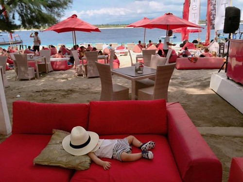 Sau một hồi ti no nê, cậu bé lăn ra ngủ thật say.