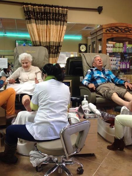 Cùng nhau chăm massage chân nào. (ảnh BR)