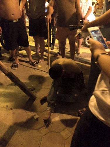 Nhiều người cho rằng, nghi phạm đã đâm tài xế để cướp xe. (Ảnh: An ninh Thủ đô)