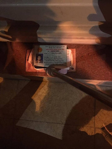 Người dân sau khi bắt giữ được nghi phạm đã kiểm tra và phát hiện trong người nam thanh niên có một chứng minh thư mang tên Hà Văn Hiếu (sinh năm 1997, nguyên quán xã Thạch Đạn, huyện Cao Lộc, tỉnh Lạng Sơn; hiện trú tại thị trấn Đồng Đăng cũng thuộc huyện này). (Ảnh: VTV).